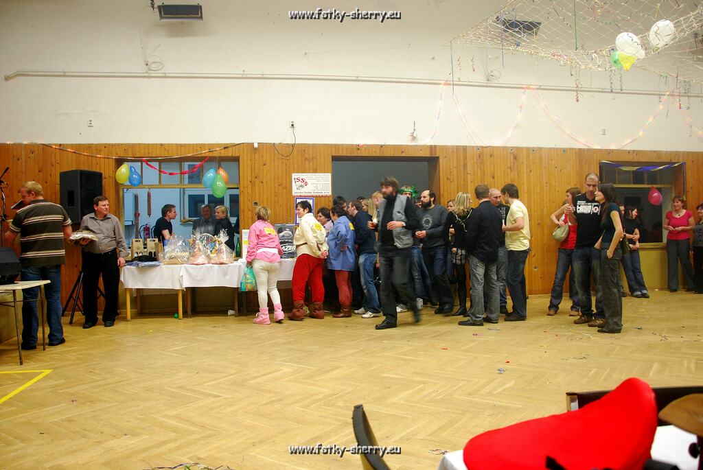 28-Sport_karneval_2010-lide_i_masky_cekaji_na_cisla_losu.jpg